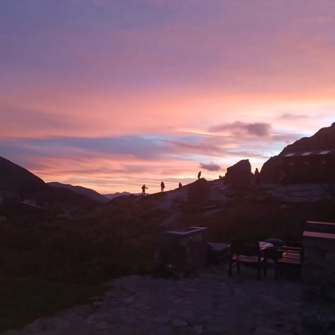 Posta de sol espectacular des del Refugi de Juclar amb silhuetes de visitants